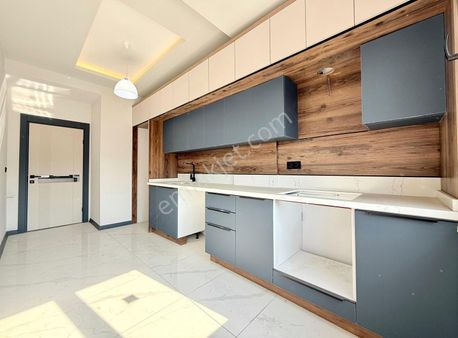 Parla'dan Zerafeti İle Dikkat Çeken Ön Cephe Ara Kat 2+1 Daire !