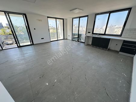 Girne Merkez'de Ticari İzinli, Geniş Odalı Kiralık 2+1 Daire !!
