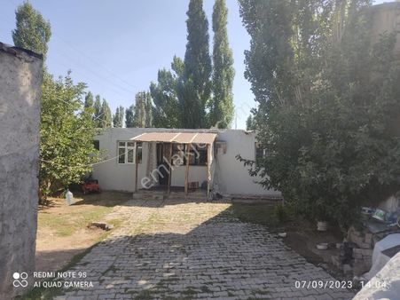 Ağrı Merkez Cumhuriyet Mahallesinde Satılık 310m2 Müstakil Ev