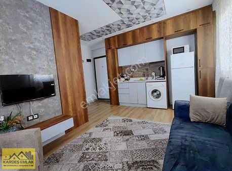 Kardeş Emlaktan Caddeye Yakın Eşyalı Satılık 1+1 Daire