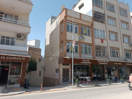 Takas Gayrimenkul'den Cumhuriyet Caddesi'nde Komple Satılık Bina