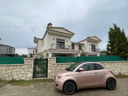 Şifne’de 5+1 Havuzlu Bahçeli Kiralık Villa