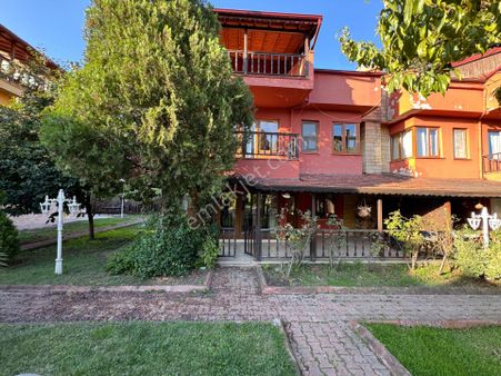 Sapanca İpekyolu Caddesi Üzerinde Site İçinde 5+1 Kiralık Villa
