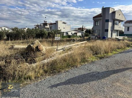 Salihleraltında Köşe Başı Tam Müstakil Villa Arsası