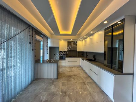 Yalova Kadıköy'de Deniz Ve Doğa Manzaralı Havuzlu Satılık Villa