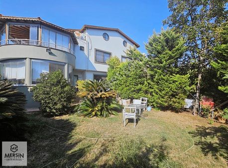 Mezitlinin En Özel Sitesin'de Merkezi Konumlu Satılık Villa
