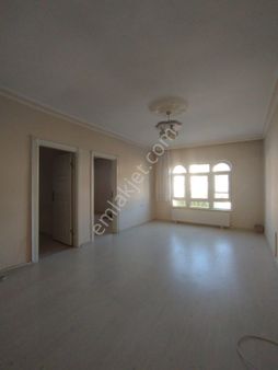 Saimekadın'da 120m2 3+1 Merkezi Yerde Yapılı Çift Balkon Salon Bağımlı 2. Kat Kombili Satılık Daire