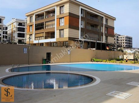 Ayvalıkta Havuzlu Yeni Site-merkezi Konumda 1+1 Fırsat Daire!