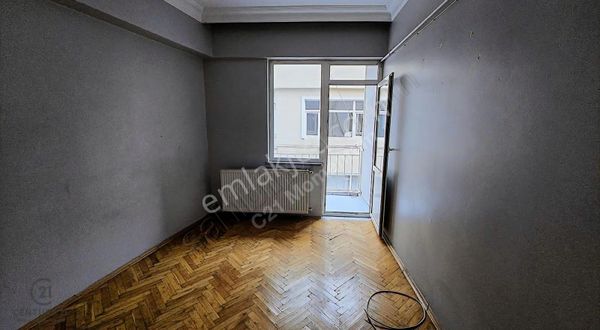 Halıcıoğlu'nda Balkonlu Ferah Kullanışlı 2+1 Ev