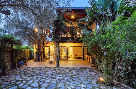 Gölköyde Denize Yakın Site İçinde Modern Müstakil Villa