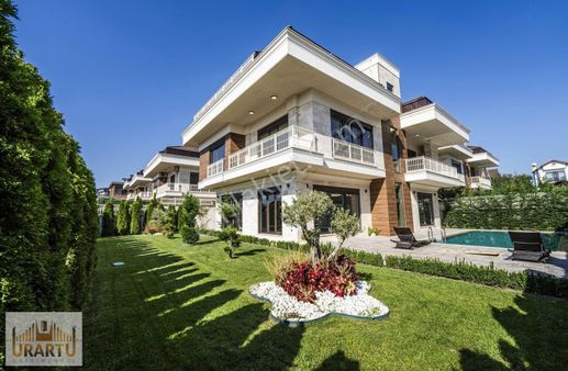 Beylikdüzünde Muhafazakâr Havuzlu Ve Bahçeli Müstakil Lüx Villa