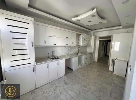 Ekol'den Hasarsız Göbek Kat Geniş Oturum 3+1 Fırsat !!!