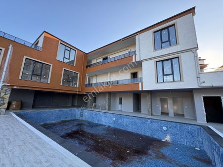 Rize Fındıklı Merkez Mahallesi Havuz Manzaralı 2+1 Satılık Villa