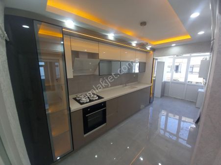 Elif Gayrimenkul Den İstasyon Mahallesinde Ara Katta Ultra Lüx Yapılı 3+1 Daire