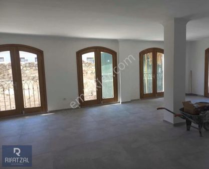 Ayvalık Gazikemalpaşa'da Ana Cadde Üzeri 226 M2 Kiralık Dükkan