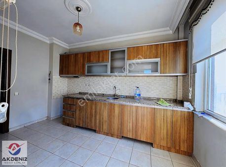 Kadın Sığınma Karşısında Ana Cadde Üzeri Yol Ve Güney Li Daire