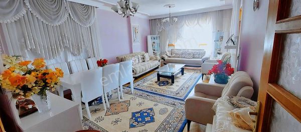 Meydan Kavagında 12.cadde De Harıka Konumda Asansörlü Çok Geniş