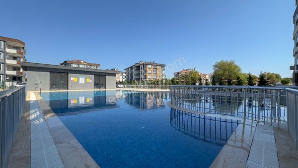 No:10 Gayrimenkul'den–altınova’da Havuzlu Site İçerisinde,merkezi Konumda 2+1 Bahçe Katı Daire