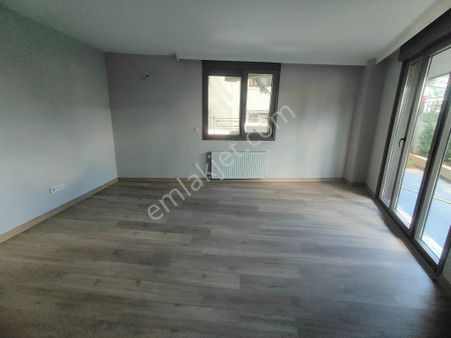 Emlak Dünyasından Küçükyalı Da Satılık 1+1 Bahçe Kullanımlı