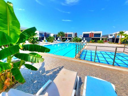 Kuşadasında Plaja Ve Avm'lere Yakın Havuzlu Sitede Otoparklı Bahçeli Sıfır Villa