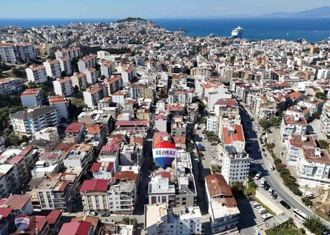 Kuşadası Merkezde Satılık 2 Daire 1 Dükkan