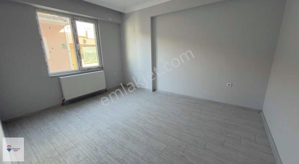 Remax Dem'den Stadyum Karşısı 1+1 Yatırımlık Fırsat Daire