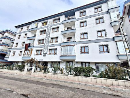 2+1 Estergon Caddesinde Orta Katta Asansörlü Bağımsız Salon