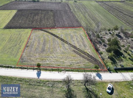 Yenigeçitveren Köyü Yolu Mevcut Satılık Arazi