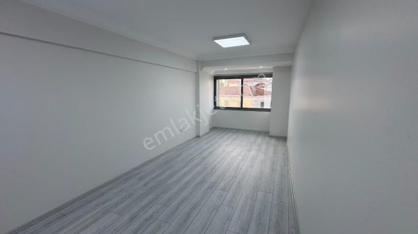 Bornova Merkezde Öztürk İş Merkezinde Kiralık 2+1 Ofis