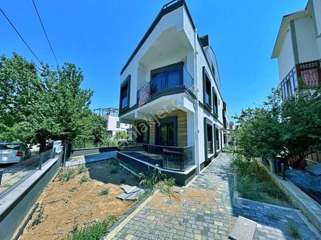 Uytundan Örende Denize 800 Metre Bahçeli 3+1 Villa