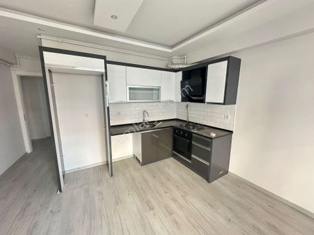 Zeki Emlaktan Muradiye'de Ara Kat 2+1 Kiralık Daire