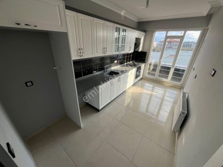 Yükselden Kadıköyde Çift Balkonlu Ebeveyn Banyolu Geniş 2+1