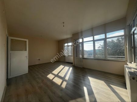 Menderes Caddesi’nde Kiralık Daire 3+1