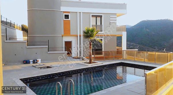Balçova Çetin Emeç'te Körfez Ve Dağ Manzaralı Lüks Triplex Villa