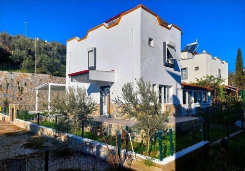 Seferihisar Atatürk Mahallesinde 3+1 Satılık Villa Bahçeli Denize Yakın