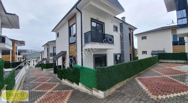 Kabaoğlunda Havuzlu Güvenlikli Site İeçerisind 4+1 Satılık Villa