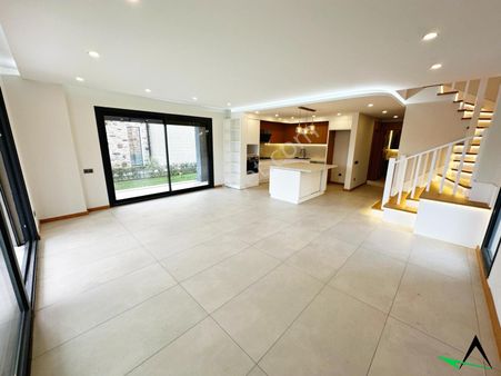 Akçay Ayanoğlun'dan Güre'de 4+1 Havuzlu Ve Bahçeli Satılık Villa