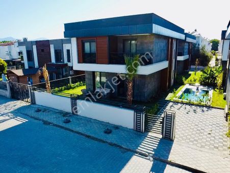 Kuşadası Avm Bölgesinde Denize Yakın Özel Havuzlu 4+1 Villa