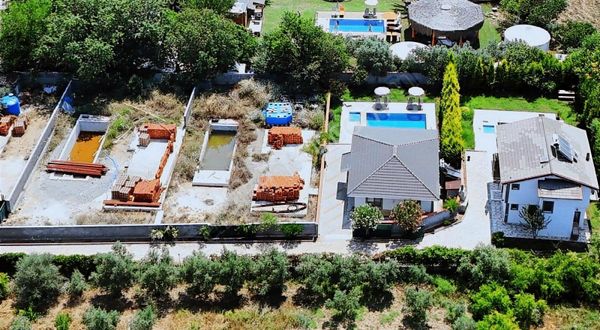 Kayaköy Anayol Üzeri 2.600m2 Hisseli Tarla İçinde 2 Adet Villa