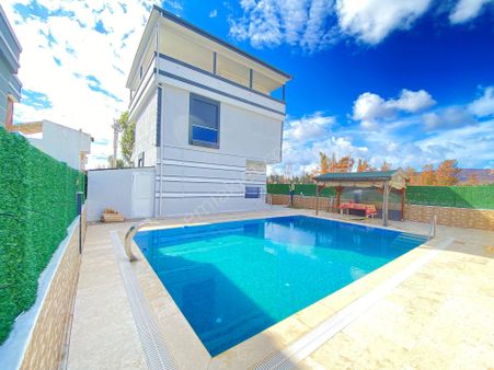 Doğanbeyde Tek Mustakil Havuzlu Satılık 3+1 Villa