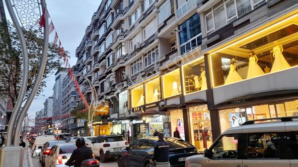 Erdem Emlak Ofisinden Çiftlik Caddesi Üzerinde 5.kat 2+1 Daire