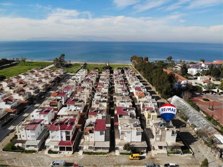 Kuşadası Karaova’da Denize Sıfır Sitede Satılık Köşe Başı Yazlık