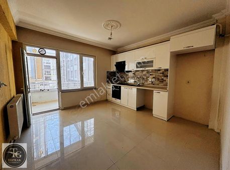 Karakaş Mahallesinde Çarşının Göbeğinde 3+1 Satılık Geniş Daire