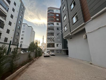 Akev Gayrimenkul'den Karşıyaka'da 2 Bloklu Sitede Ara Kat Daire