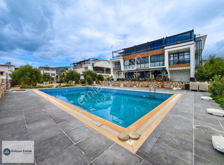 Didim Akbük Merkez`de Satılık Havuz Ve Bahçe Manzaralı 2+1 Daire