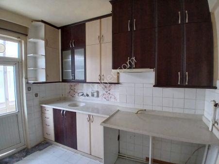 Akçay Emlak'tan Akşehir Çarşı Merkezde Adliye Arkasında Ara Kat (2.kat) Kiralık 3+1 Daire