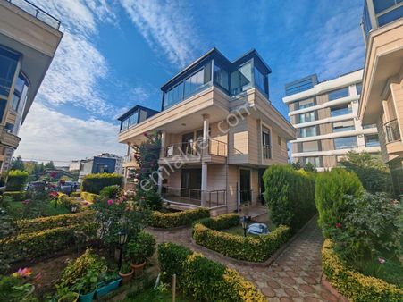 Cami Mah.marina Karşısı Kiralık 4+2 360 M2 Villa 3e Gayrimenkul