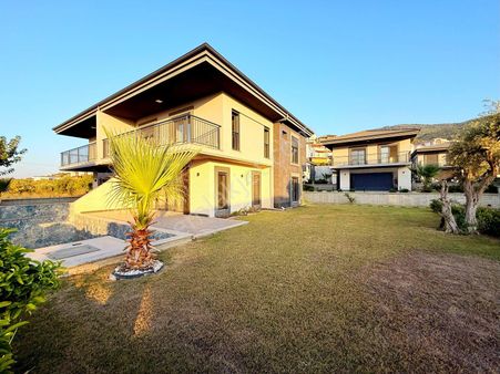 Kuşadası Güzelçamlıda Özel Havuzlu 4 Oda 1 Salon Geniş Bahçeli Villa