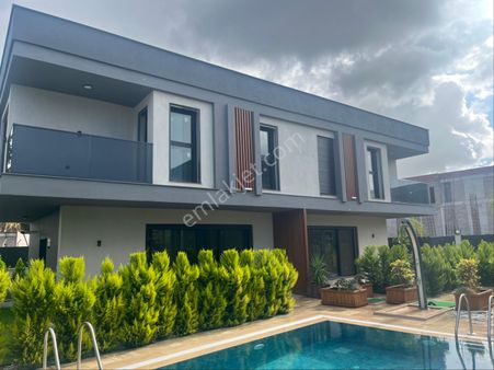 Karaova Bölgesinde Avm Bölgesinde 3+1 Havuzlu Villa