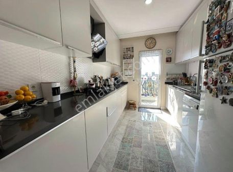 Kozyatağında Yeni Binada 2+1 110m2 Balkonlu Ebeveynmal Sahibi Oturmaktadırbanyolu